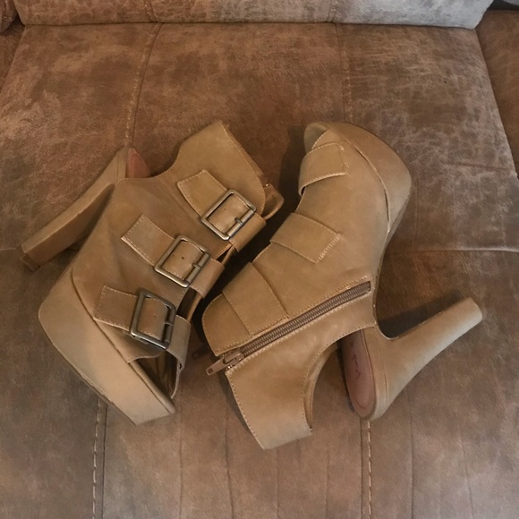 Pink & Pepper Platforms with chunky heels - Picture 4 of 7